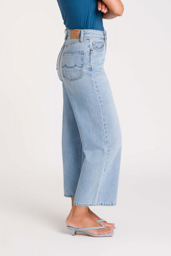 ELISABETH CROPPED | BLUE REEF SUPER LIGHT USED
