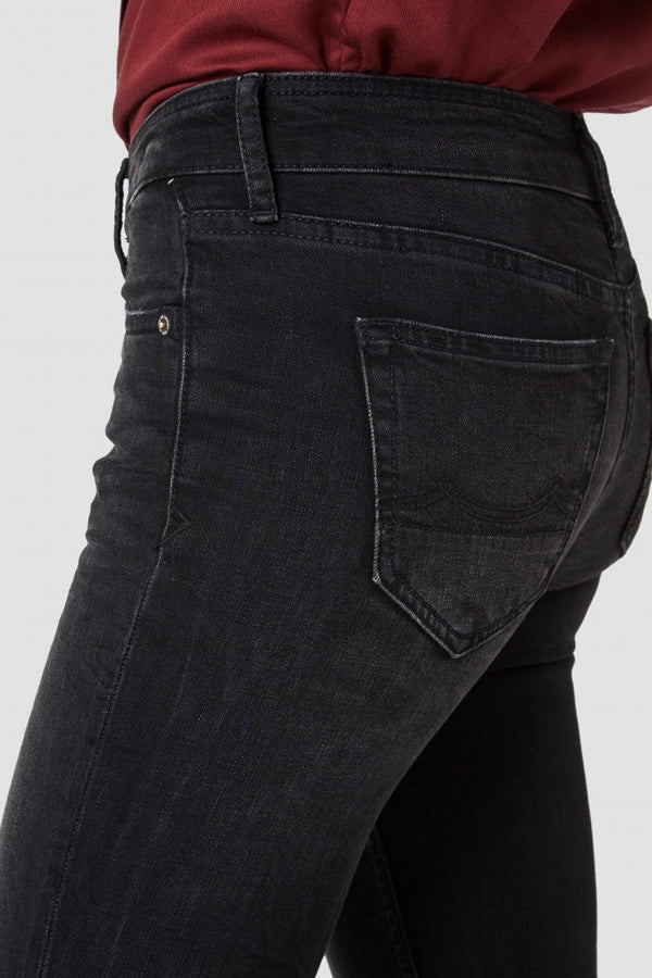 JUNO | BLACK WORN IN